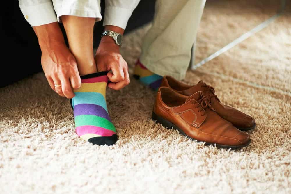 reasons_take_off_shoes_minute_walk_in_house_toxins