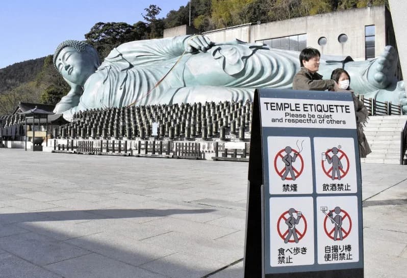 Reclining Buddha temple priests frustrated by foreign tourists' bad manners - Land Of The Rising Son