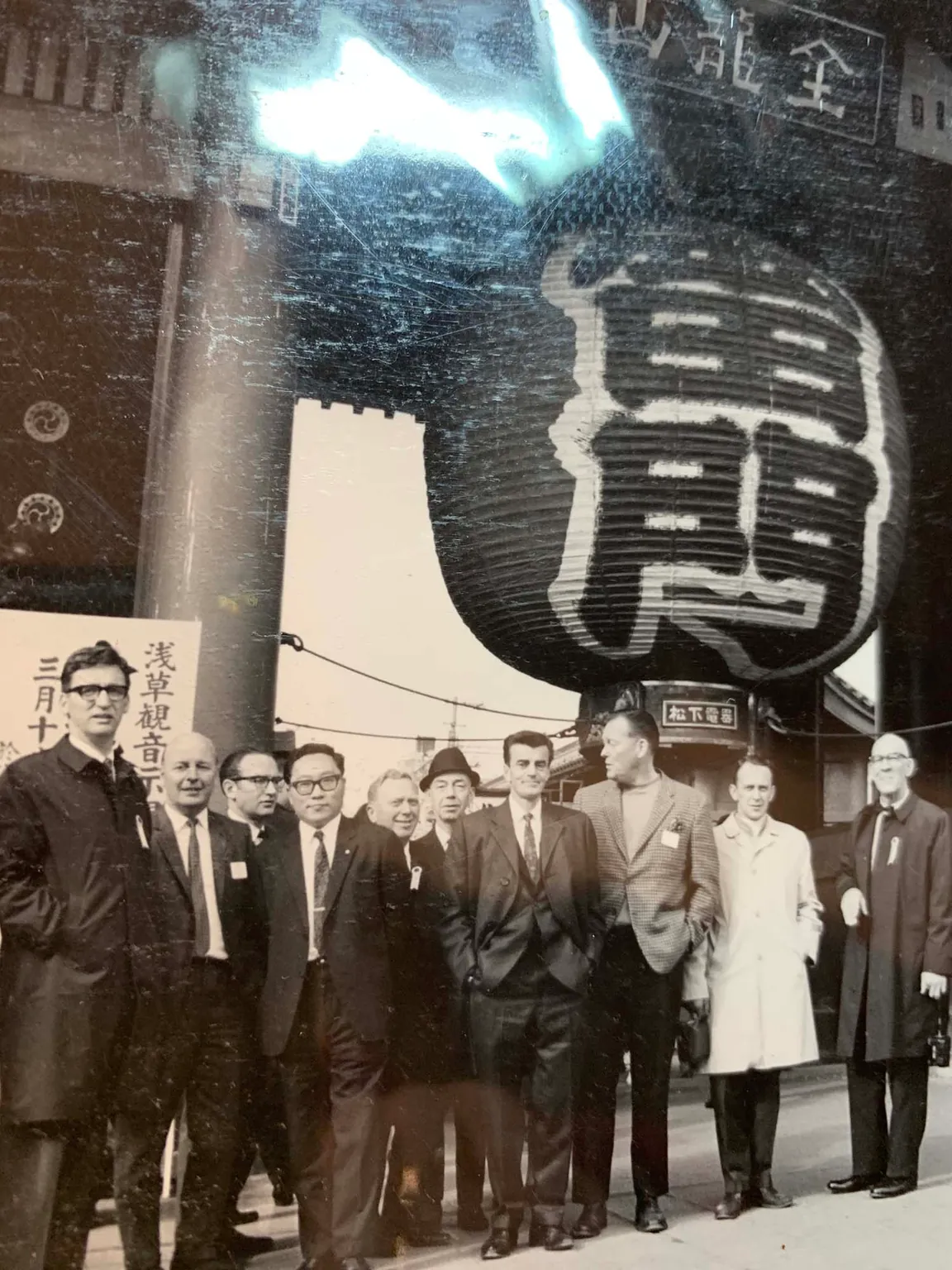 1968年の白黒写真。浅草・雷門の大提灯の下に並ぶカナダの自動車ディーラーたち。