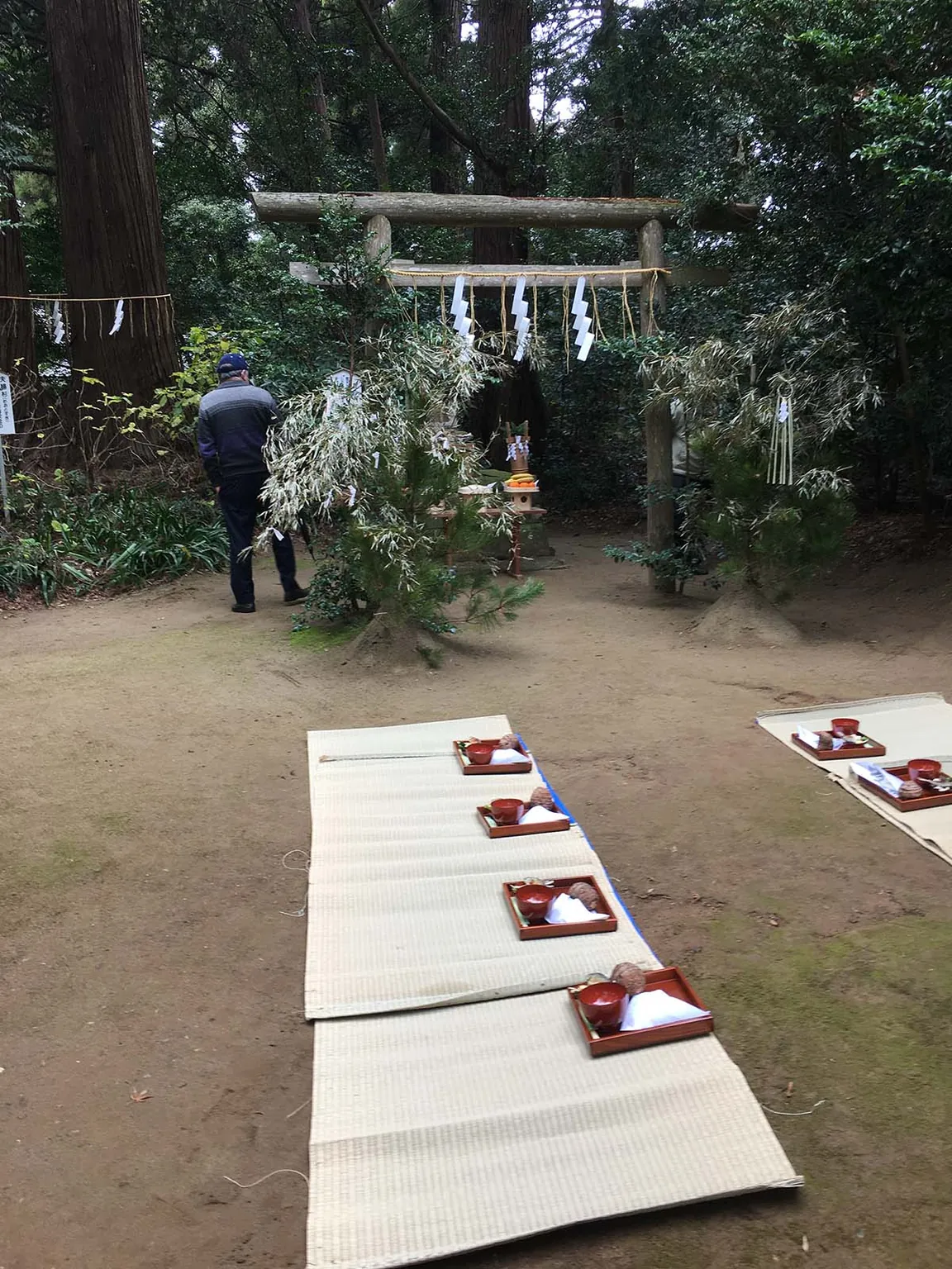 境内に敷かれたござ。それぞれに朱塗りのお膳が置かれ、競い合いの準備が整っている。